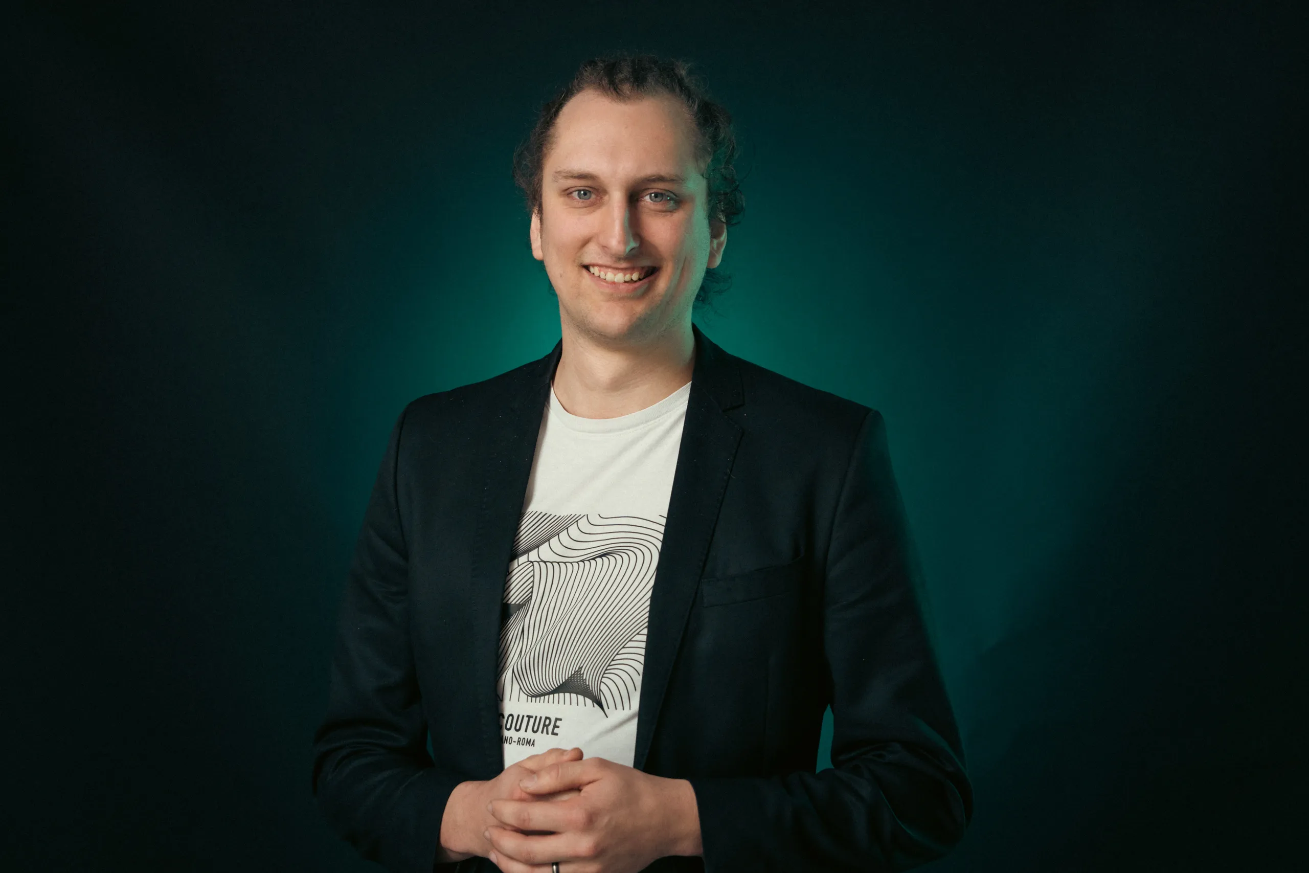 Porträt von Robert Bogs vor dunkelgrünem Hintergrund.